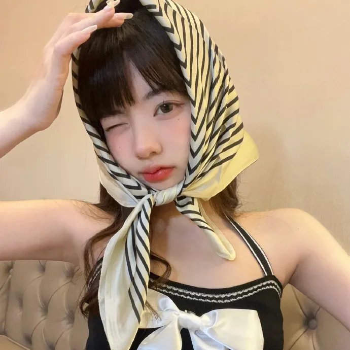 像两滴水